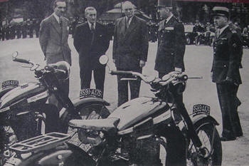 de gauche  droite: M.TAVERNIER prvention routire, M. LAFAGES assurances, M. MASSENET I.G.A.M.E. Prfet du Rhne, Gnral GAUDUCHON, Colonel COLONNA D'ISTRIA, cliquez pour agrandir