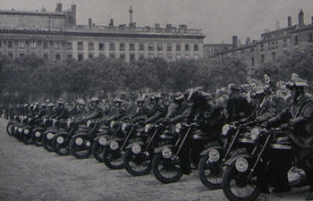 La mise en route des motos avant le dfil, cliquez pour agrandir