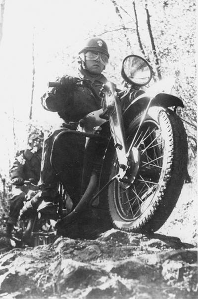 Motocycliste, rgime de Vichy, 1941.