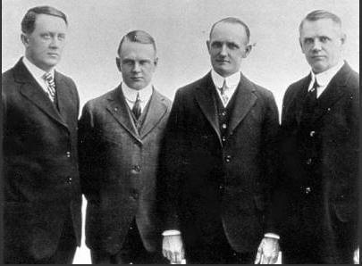 De gauche a droite  Bill Harley, Arthur Davidson, Walter Davidson, William Davidson.